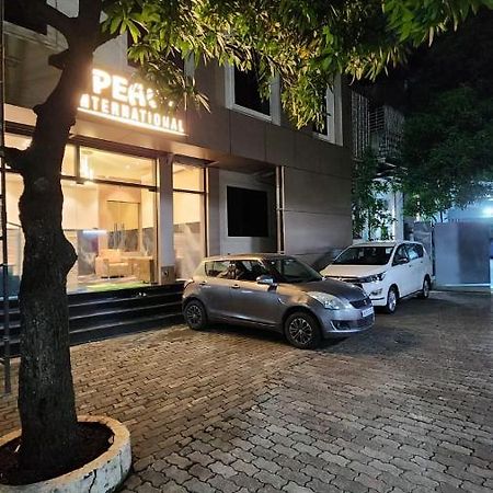 Peace International Hotel Мумбай Екстериор снимка