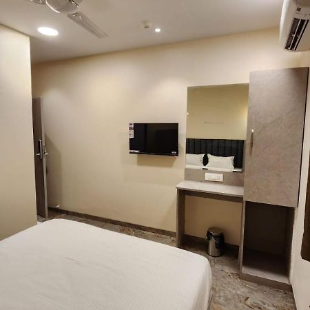 Peace International Hotel Мумбай Екстериор снимка