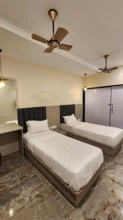 Peace International Hotel Мумбай Екстериор снимка