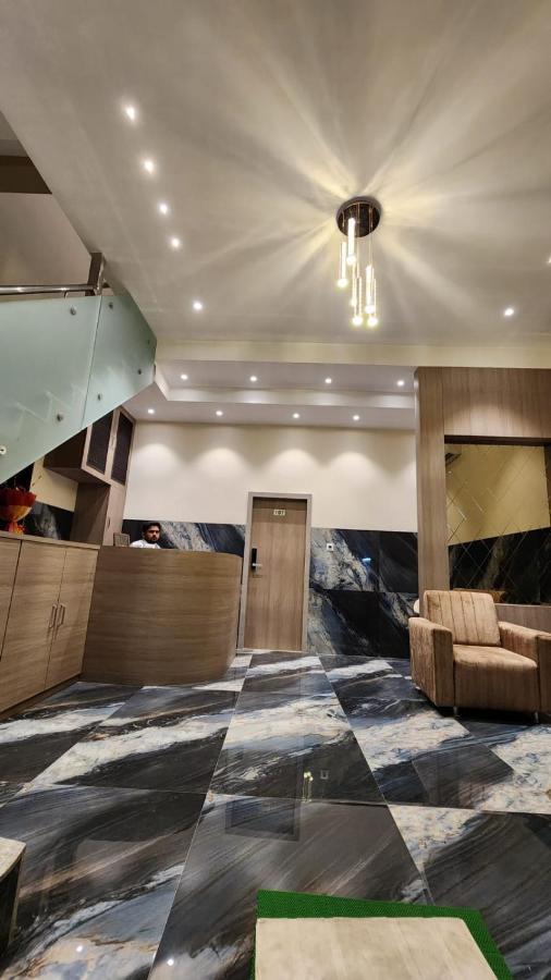 Peace International Hotel Мумбай Екстериор снимка