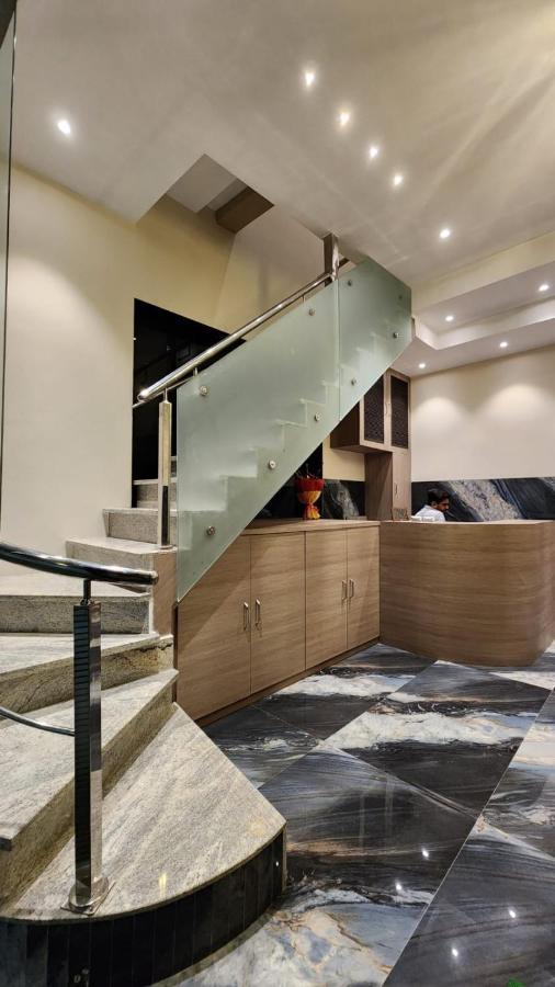 Peace International Hotel Мумбай Екстериор снимка
