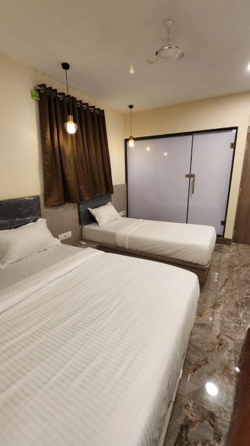Peace International Hotel Мумбай Екстериор снимка