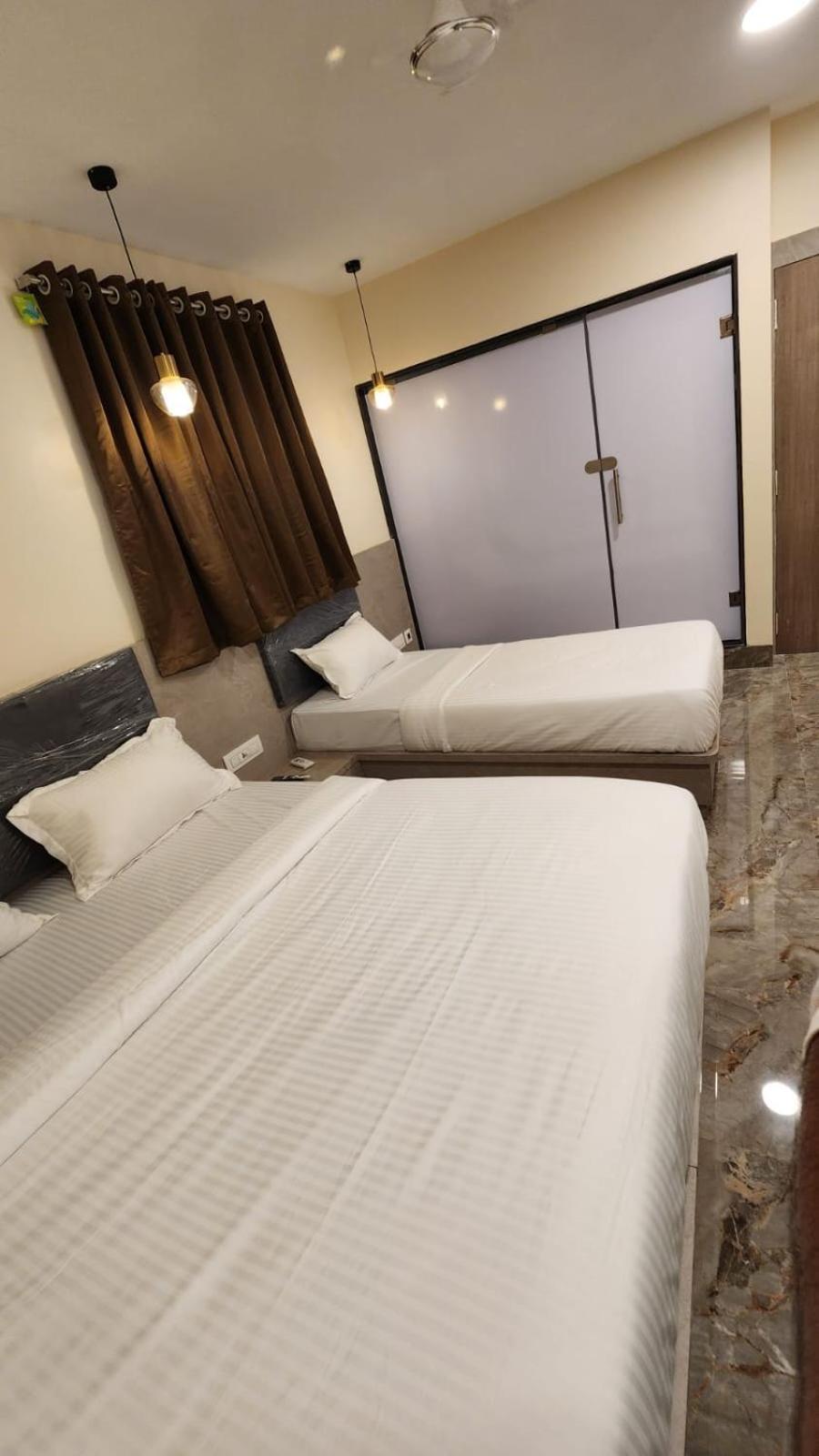 Peace International Hotel Мумбай Екстериор снимка