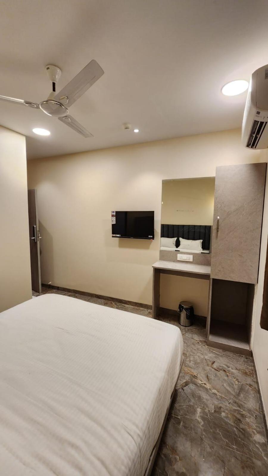 Peace International Hotel Мумбай Екстериор снимка
